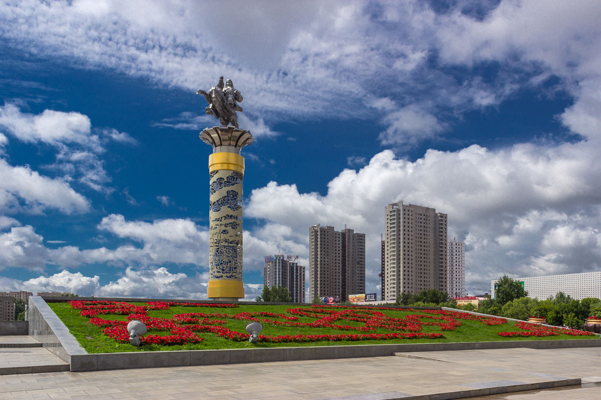  p data-id="gnzhsl1hnn">成吉思汗广场,位于呼伦贝尔市.