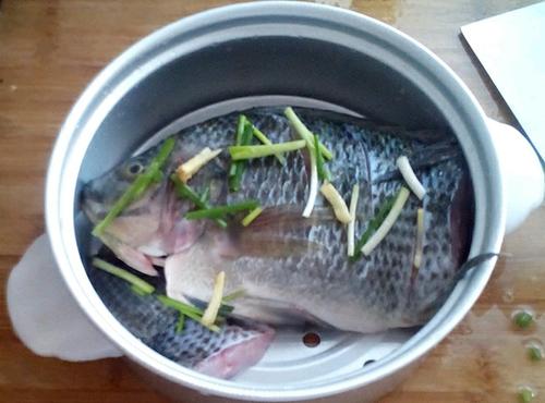 电饭煲蒸鱼