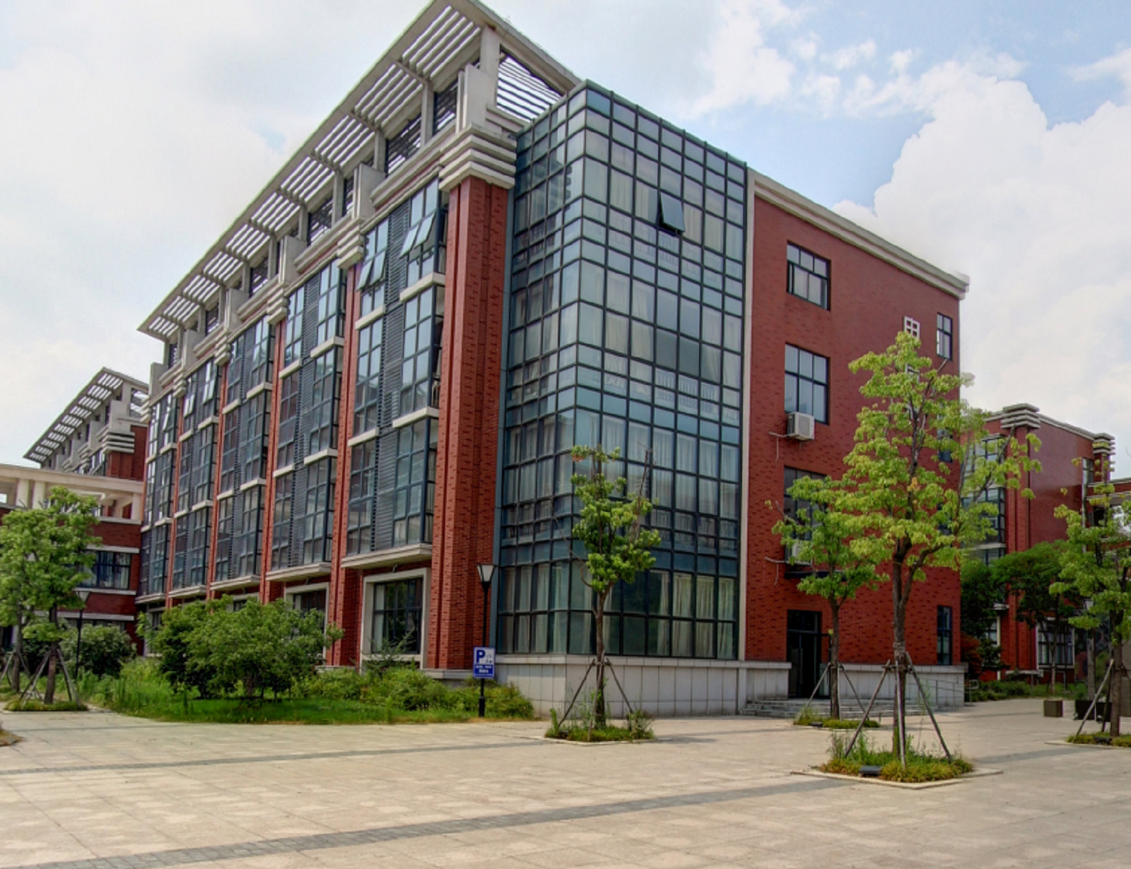  p>沙洲职业工学院,是在教育部备案,经江苏省人民政府批准,于1984年