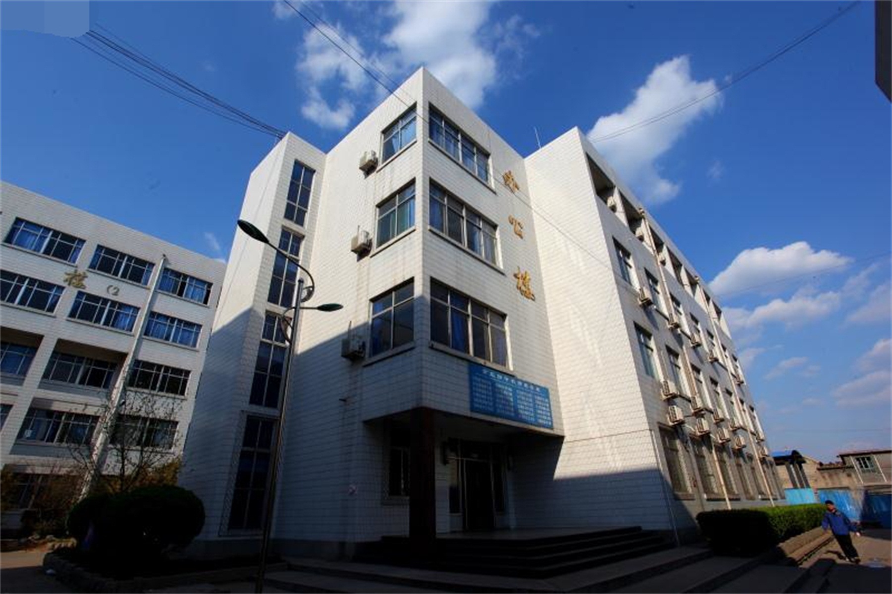 middle school, zhangqiu district, jinan),简称章丘四中,创建于