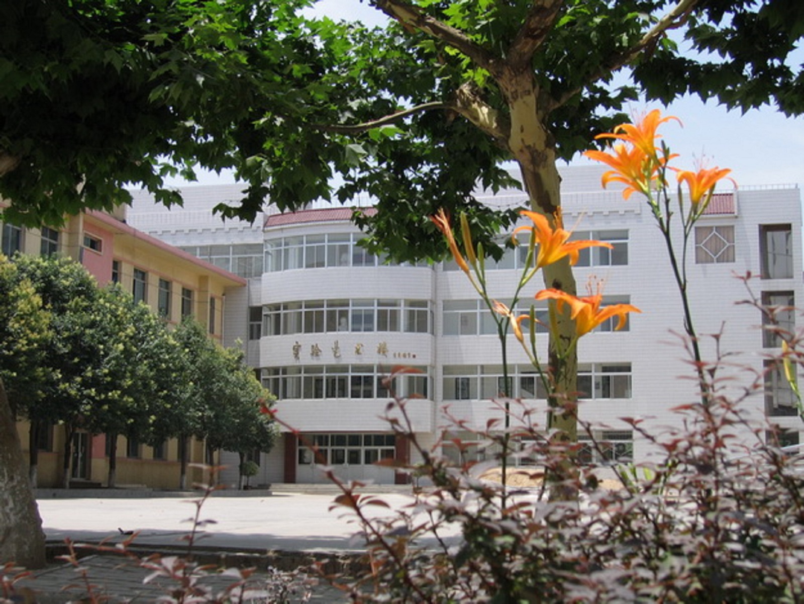 83 middle school)位于西安市城东咸宁中路,毗邻 a target="_blank"