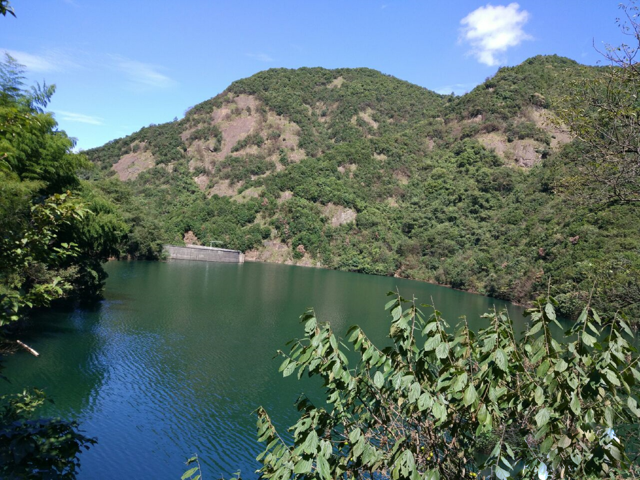  p>白云源风景区紧挨着 a target="_blank" href="/item/富春江