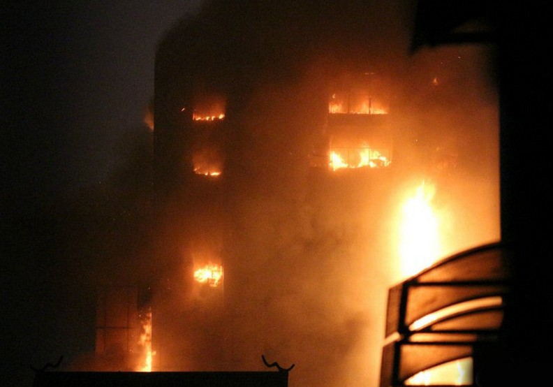 广州越秀区起义路217号建业大厦发生火灾