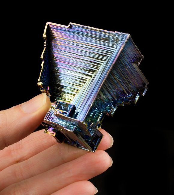  p>铋晶体是一种原子晶体,是融化的高纯度金属铋在缓慢冷却时结晶所