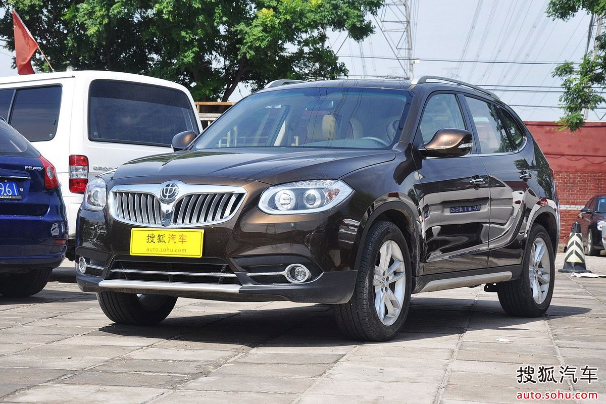  p>中华v5是中华汽车推出的首款suv车型,车头线条圆润,前保险杠非常