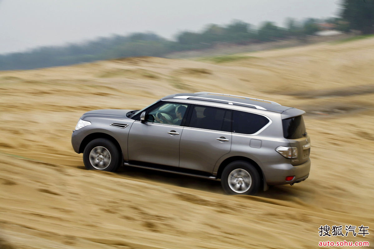 在保留硬派越野车风格的同时,引入诸多时尚流行元素以及科技元素.