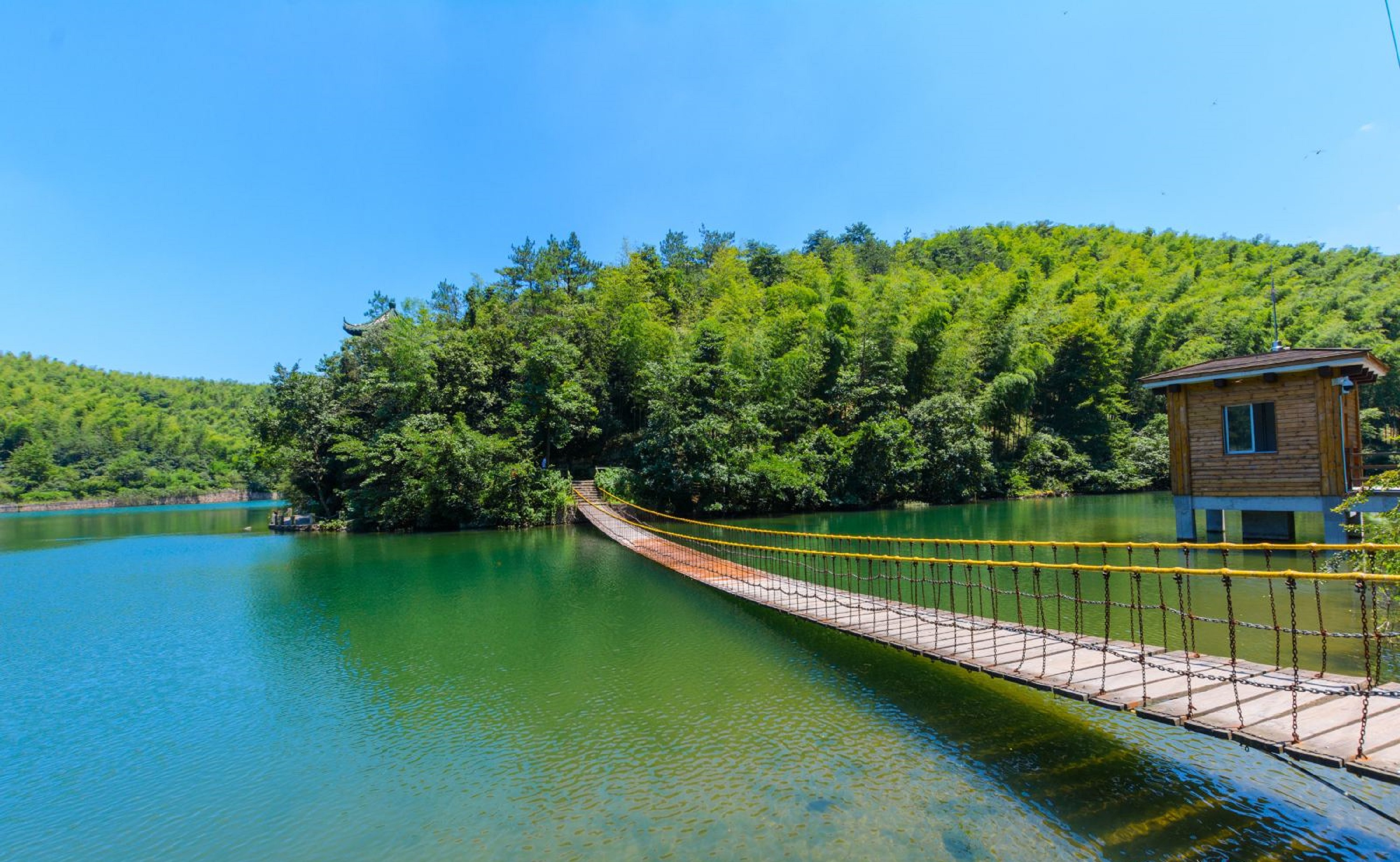  p>宜兴竹海风景区位于江苏省无锡市宜兴市区西南31公里的湖滏镇境内