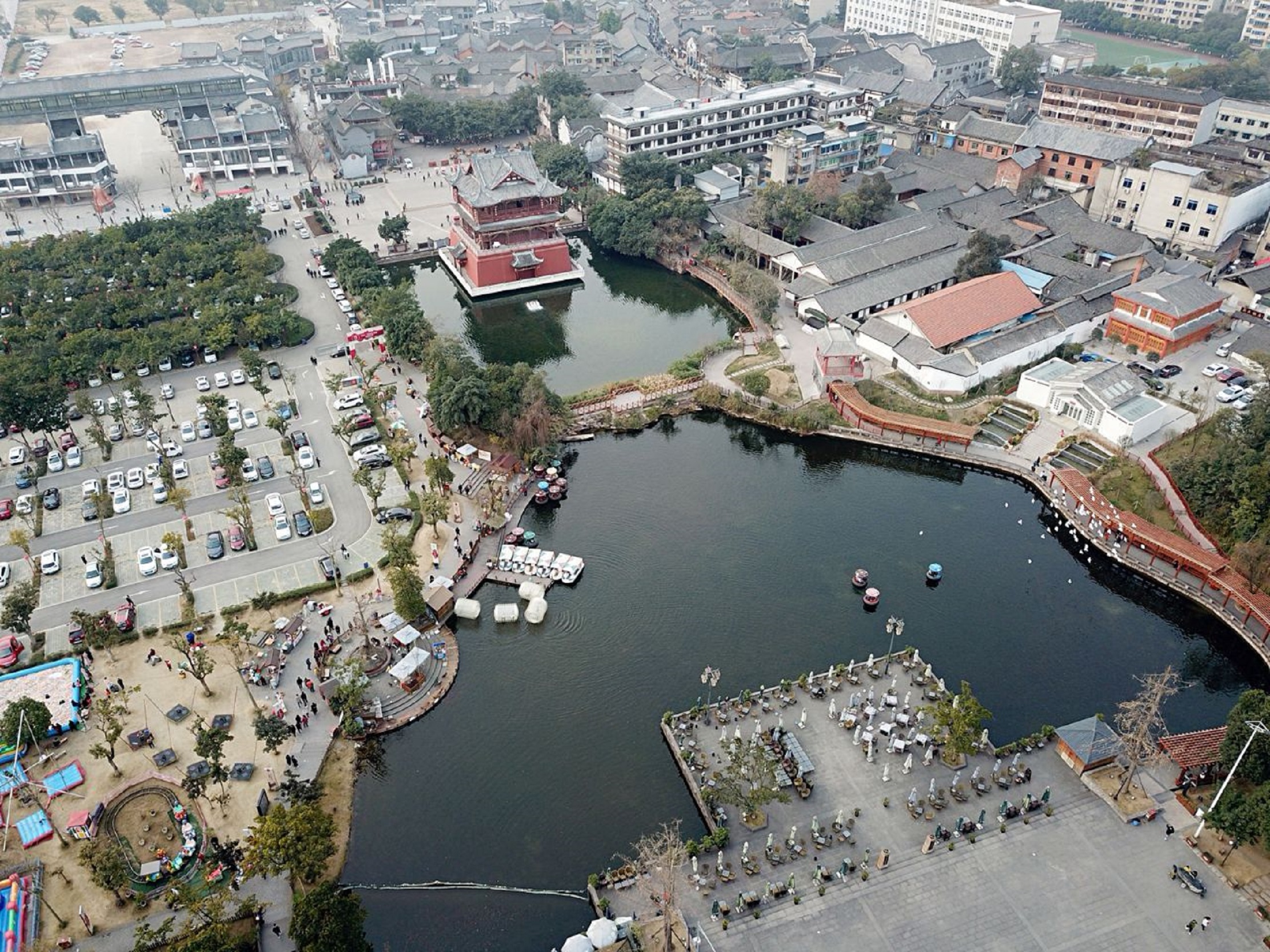  p>洛带古镇位于四川省成都市 a target="_blank" href="/item/龙泉驿