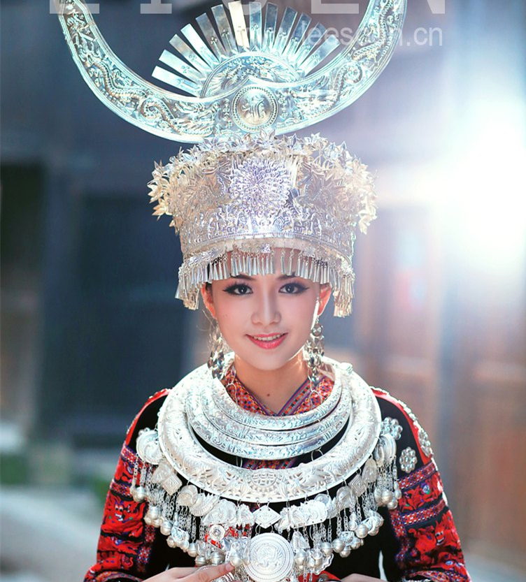  p>杨一方,苗族女歌手,贵州省黄平人,毕业于 a target="_blank" href=