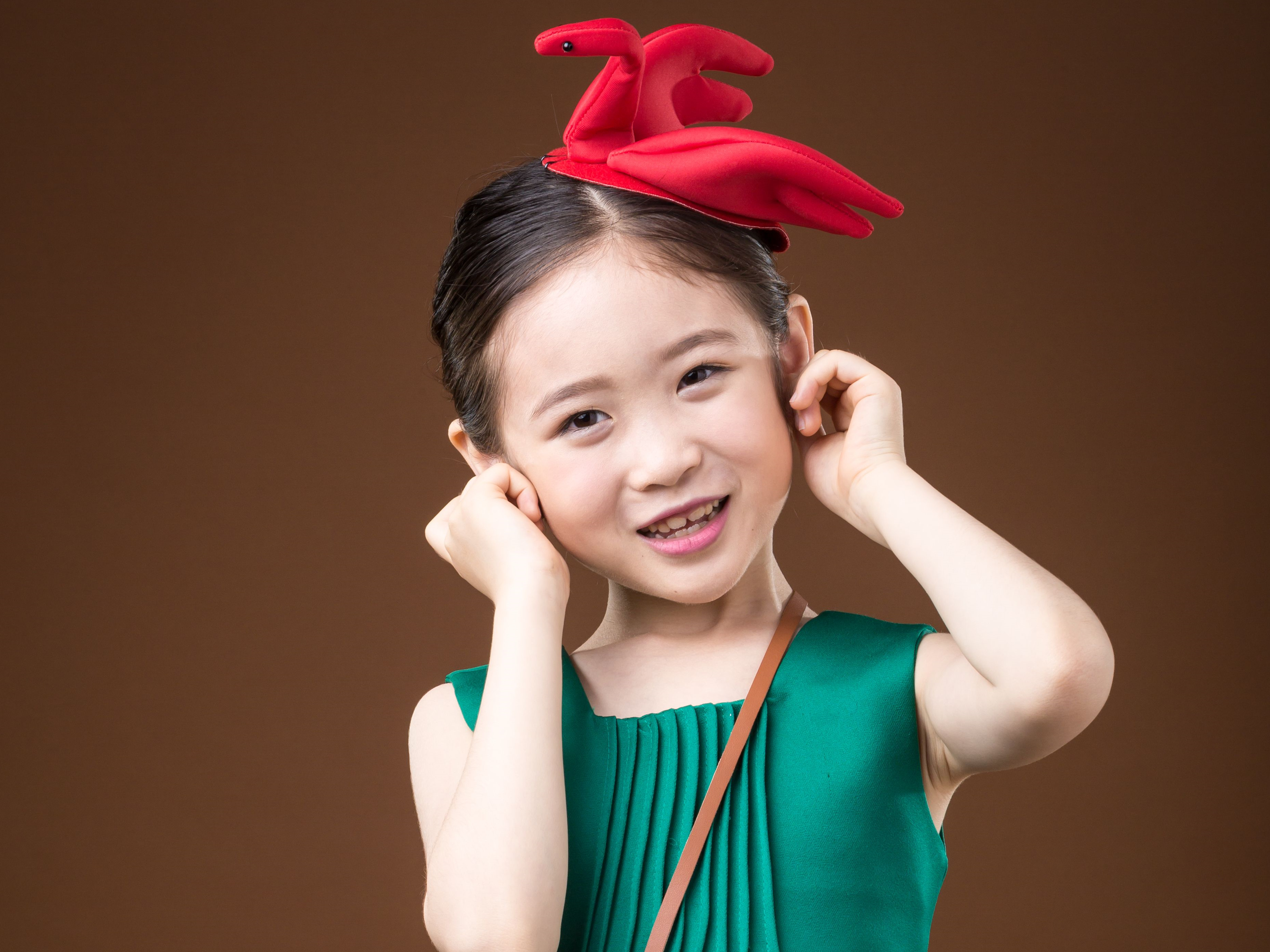  p>邓文怡,2009年11月14日出生于香港,童星,中国香港女歌手.