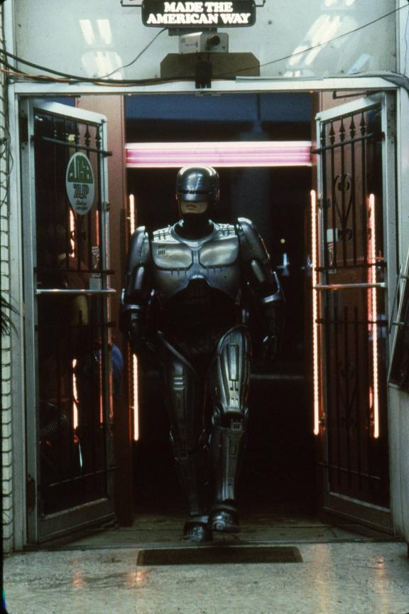  p>《机械战警》是由 a href="#" data-lemmaid="10329771">保罗·范