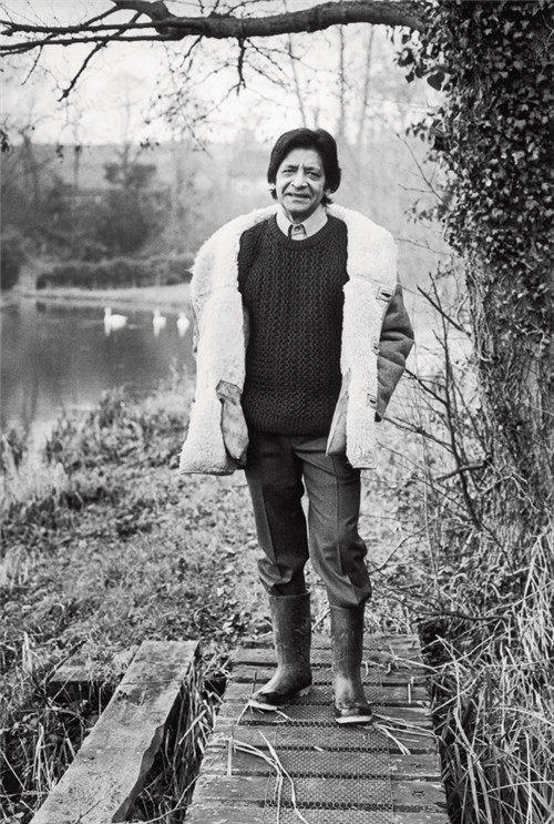 2018年8月11日 ),简写维·苏·奈保尔或v·s·奈保尔,英国印度裔作家