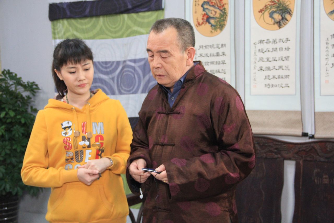 情景喜剧形式,展现了北京后海附近的一条胡同——后街头条胡同居委会