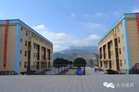 1958年,"鹿山书院"更名"大河农中",1959年改名为彭水第四中学,200年 