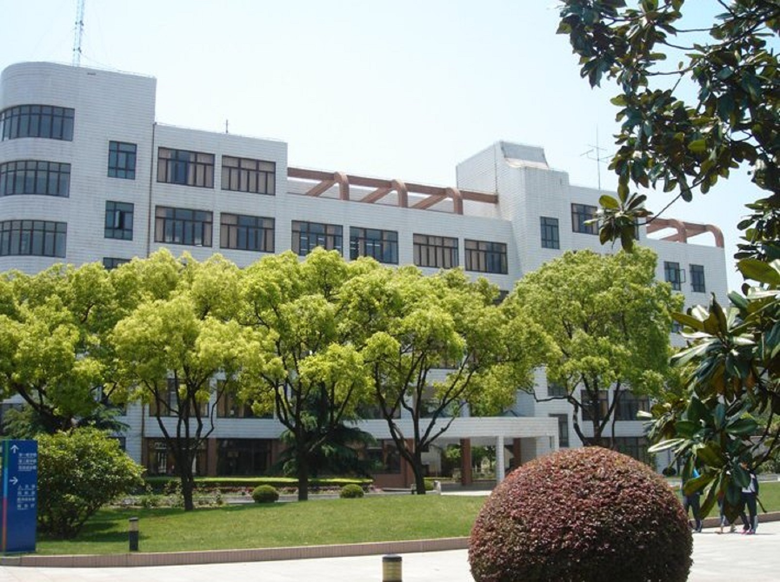  p>上海交通大学附属中学是由上海市教委和 a href="#" data-lemmaid=
