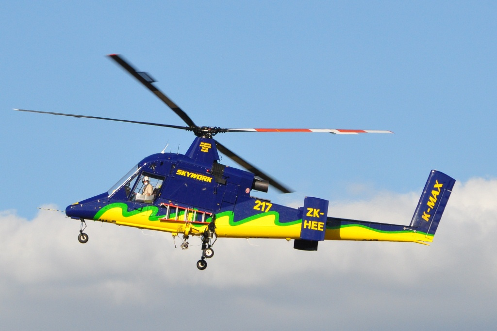 max是美国卡曼宇航公司研制的单座单发并列双旋翼中型起重调运直升机