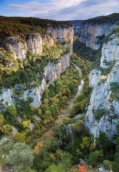  p>比利牛斯山脉(亦称庇里牛斯山脉,西班牙语作pirineos,加泰隆语作
