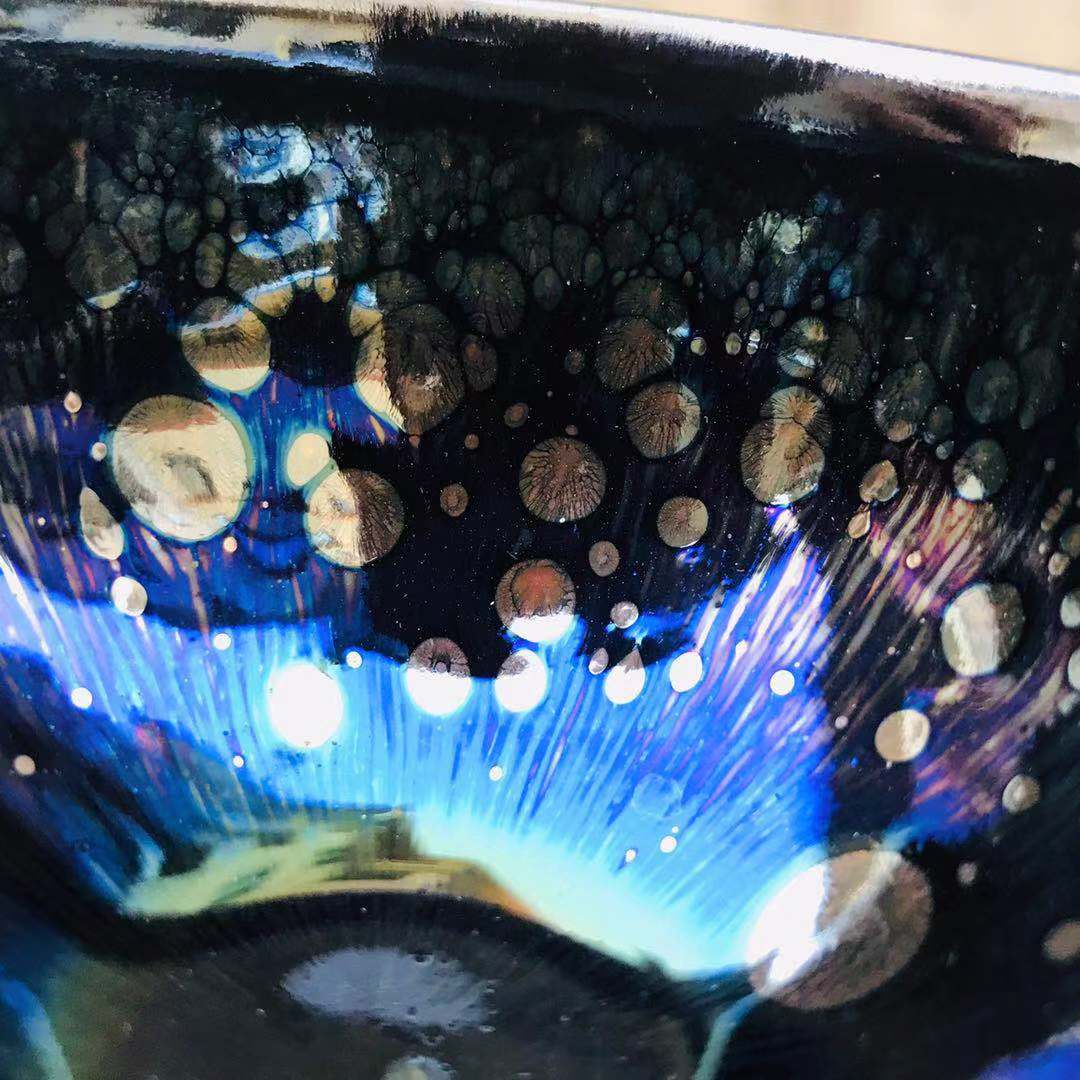  p>倪梅英,女,南平市建阳区华锋建盏陶瓷厂法定代表人,陶瓷装饰师.