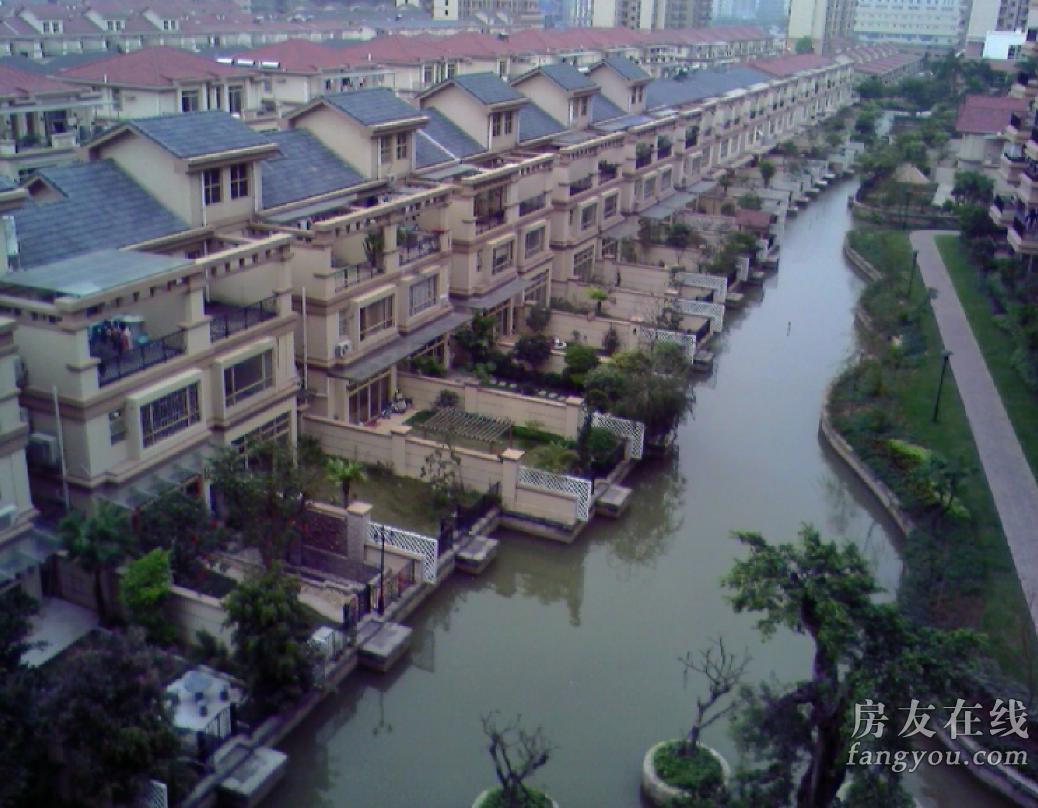 >花都雍逸豪廷也是雅居乐在花都推出的新盘,该组团包括别墅和洋房产品