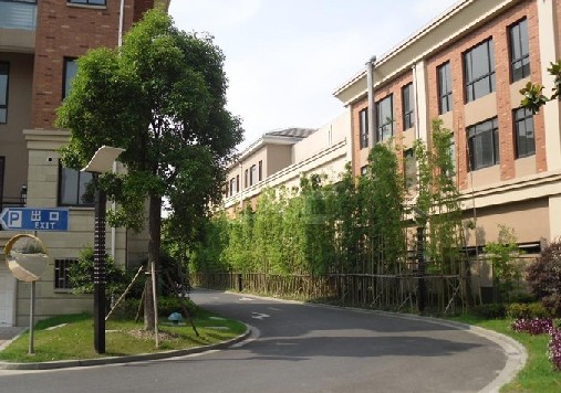  p>原野花园位于松江新城核心区域内,小区东,南紧邻横泾港,西至文涵路