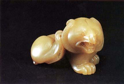  p data-id="gn8vbfrrs5">元玉熊镇纸是元代玉器,收藏地为:安徽省博物