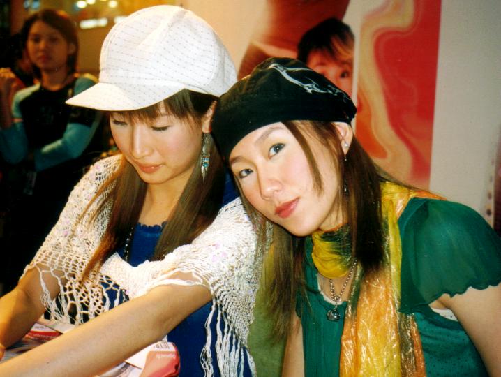  p>中国娃娃(china dolls)是一支流行音乐女子二人组合,现在由前成员