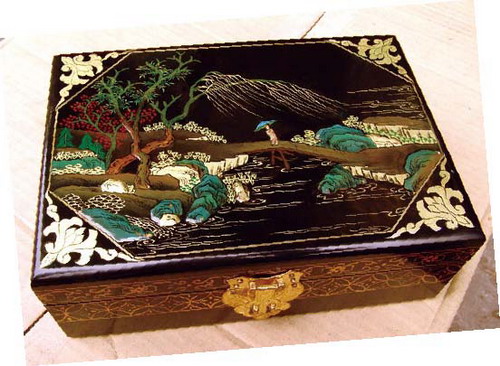 漆器 /a>是一种工艺性质的高级大漆器具,山西平遥地方传统手工技艺之