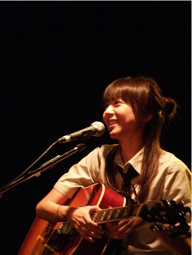  p>陈绮贞(cheer),1975年6月6日出生于台湾省台北市,中国台湾民谣女