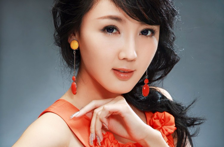 是蒙古族歌手 a target="_blank" href="/item/阿茹娜/74342" data