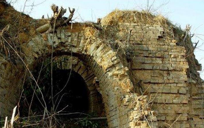  p data-id="gnvg1r0rlu">七星堆墓葬群,俗称鹅卵山,是一群大型古墓葬