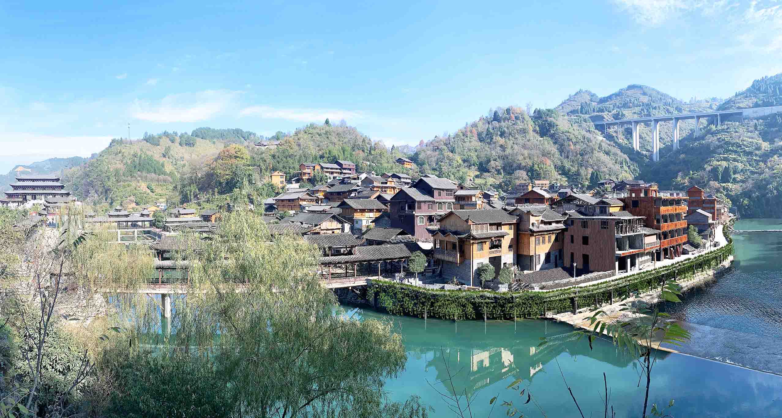 data-id="gnyv58gjga">墨戎苗寨即龙鼻嘴村,全村由13个苗寨组成,有17