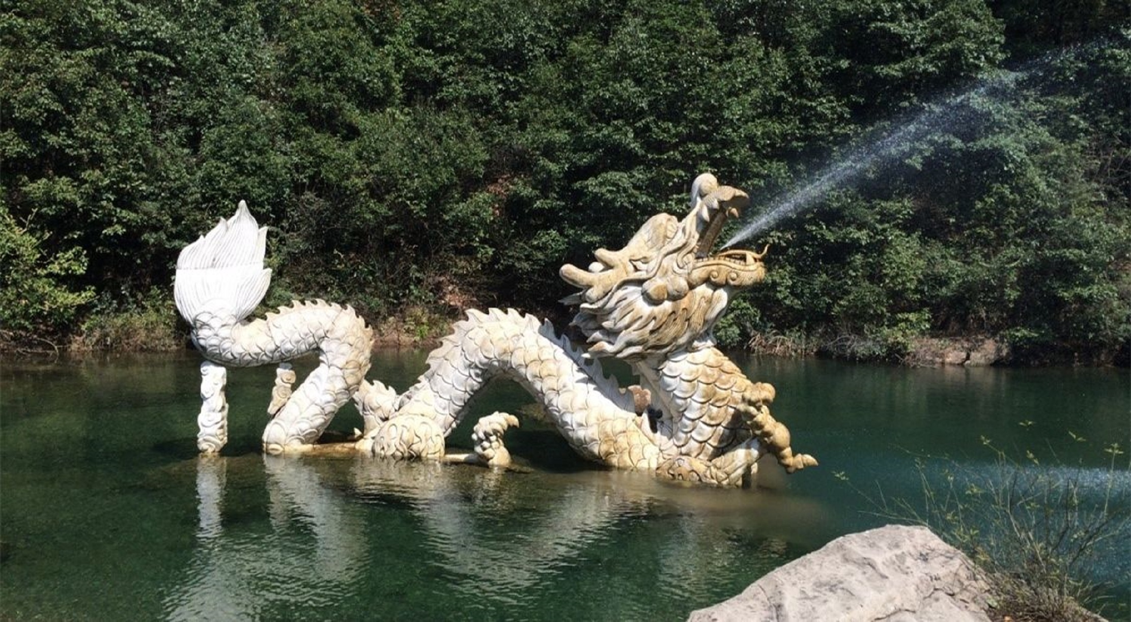  p>杭州白龙潭风景区一个位于杭州市西南的西湖龙坞景区的景点. /p>