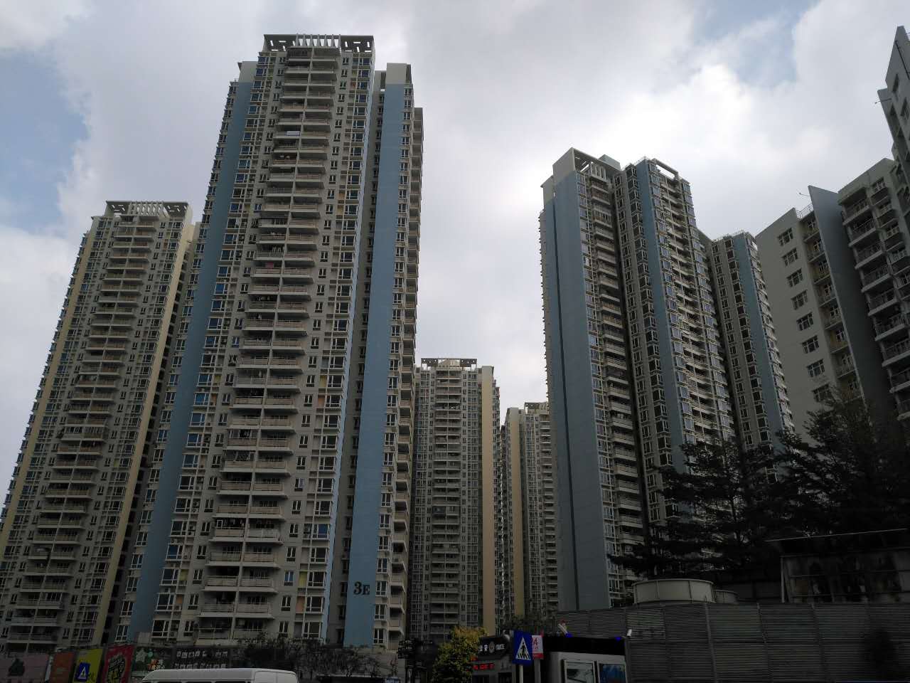 桃源村是位于广东省深圳市南山区龙珠大道的