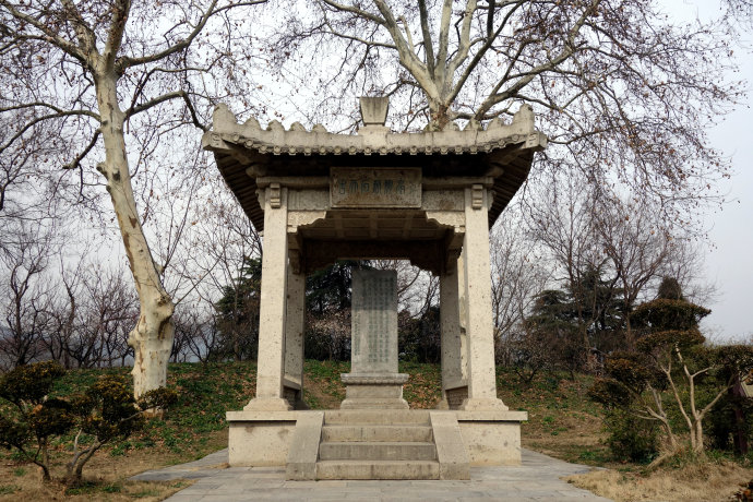  p>碑亭,又名古大槐树处,是 a href="#" data-lemmaid="16911305">