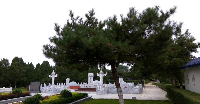  p>宣统皇帝溥仪于1967年去世,最初安葬在八宝山.