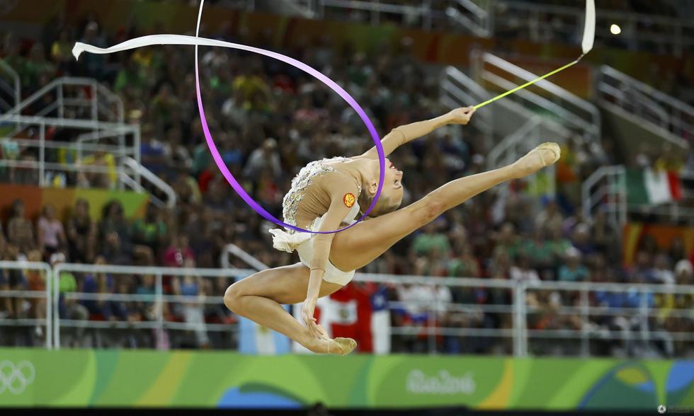  p>艺术体操(rhythmic gymnastics)是一项徒手或手持轻器械,在音乐