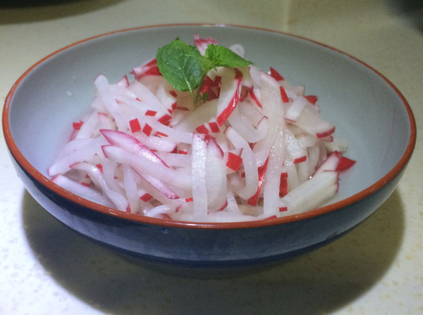  p>凉拌白萝卜是一道菜品,主料是白萝卜,配料是香菜,红椒等,调料为