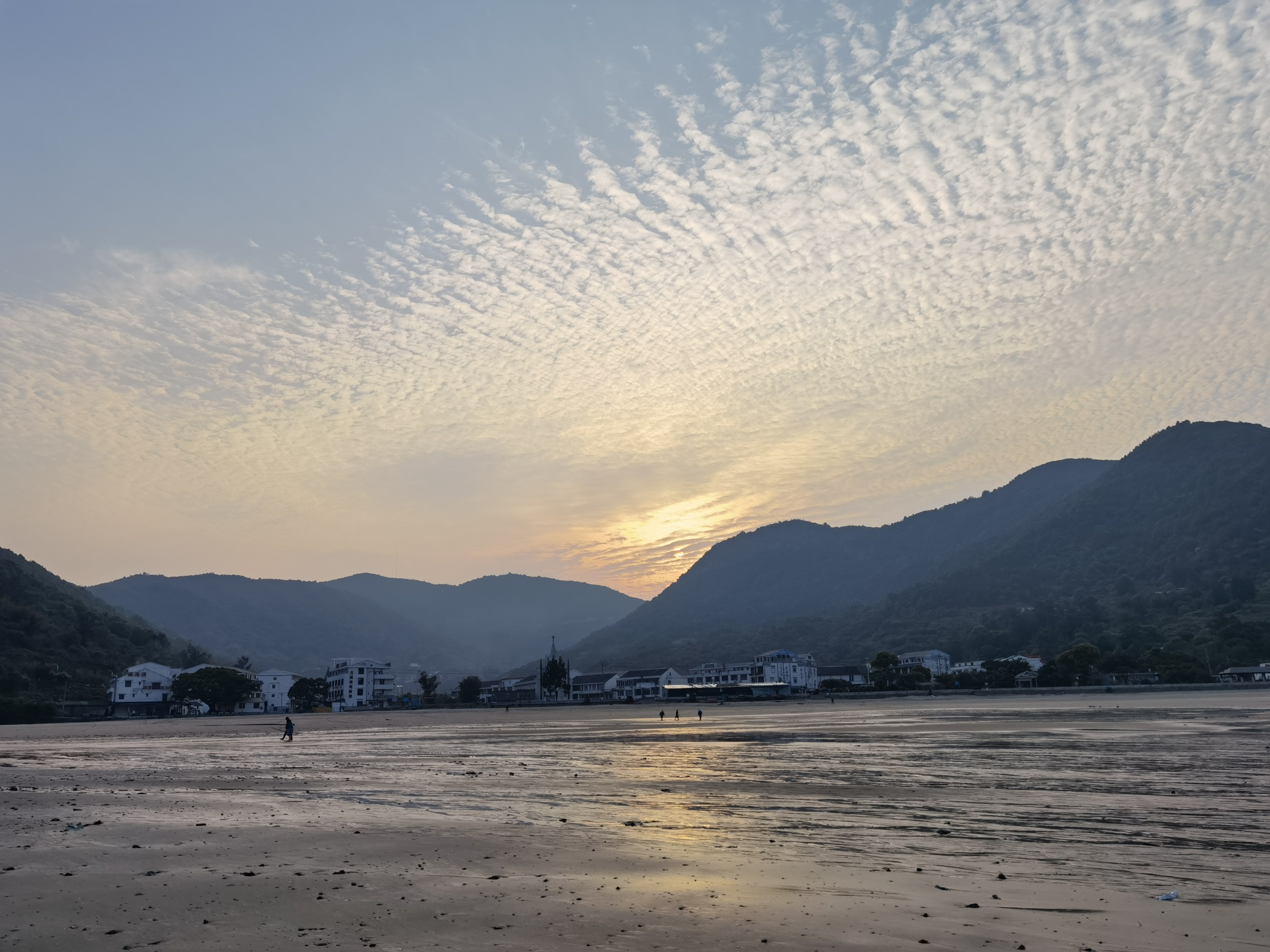  p>雾城沙滩,也称月亮湾沙滩,位于马站渔寮和环海公路的交界处,长1000