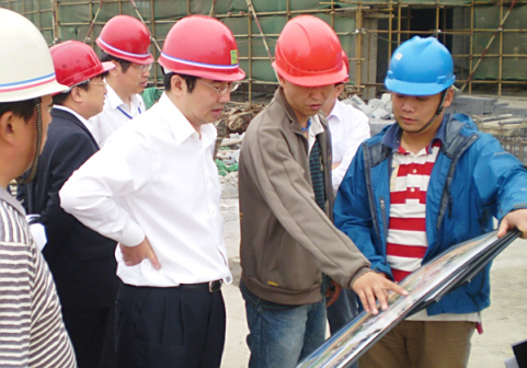 <p> 区委副书记、区长万建忠视察市南区重点项目建设