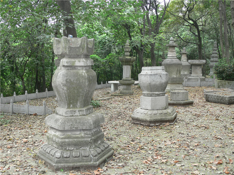 天隆寺律祖莲宗相师墓塔