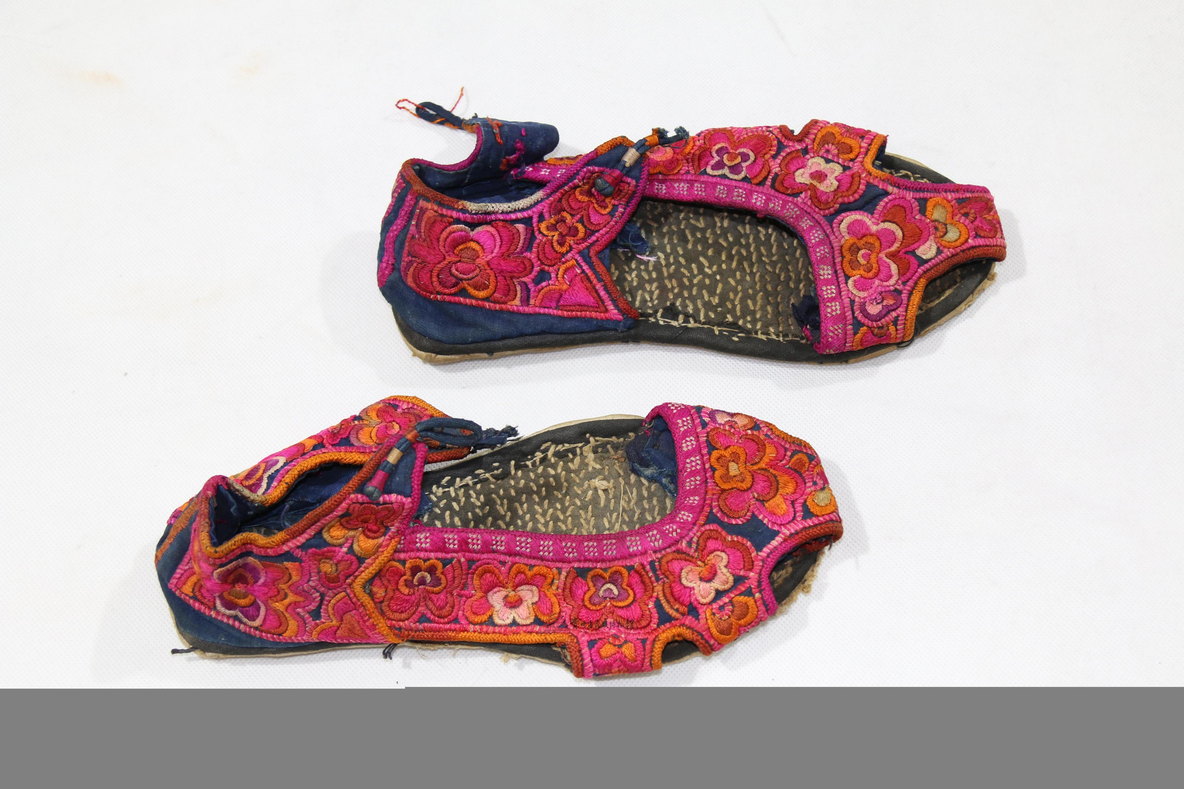 当代云南红河花腰彝族红色绣花凉鞋