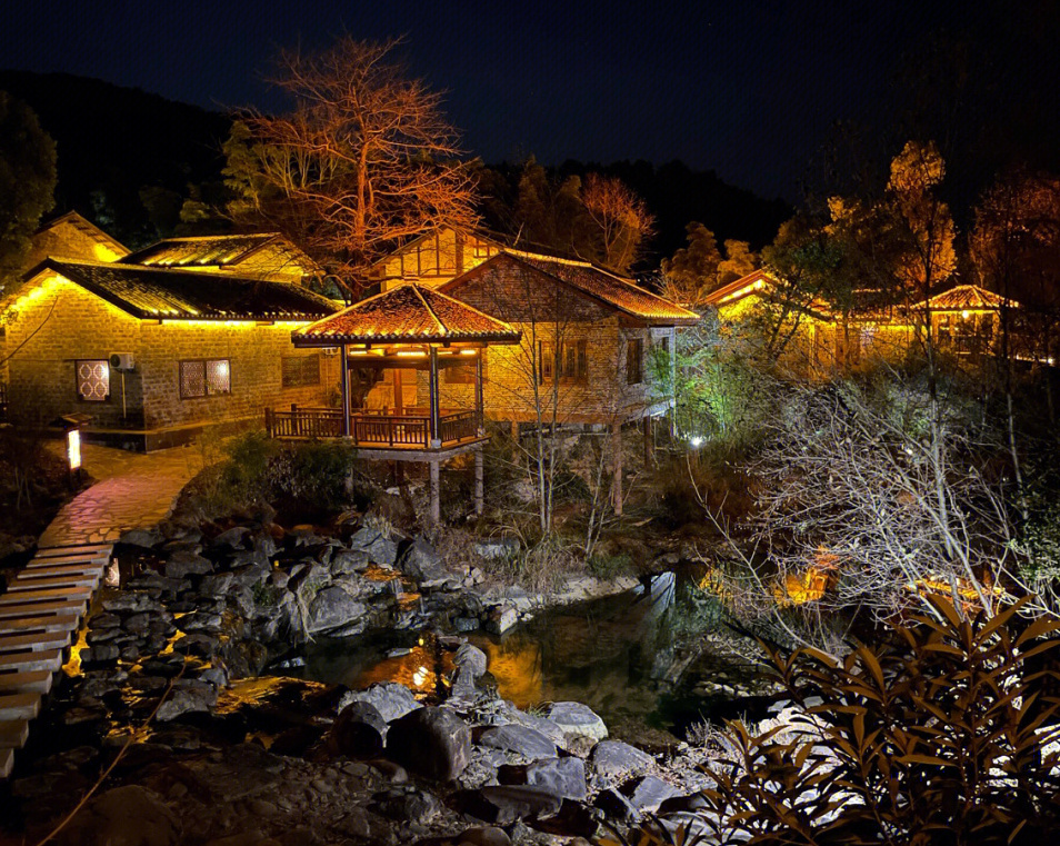 >铜鼓汤里森林温泉度假景区是国家aaaa级景区,位于铜鼓县大塅镇隘口村