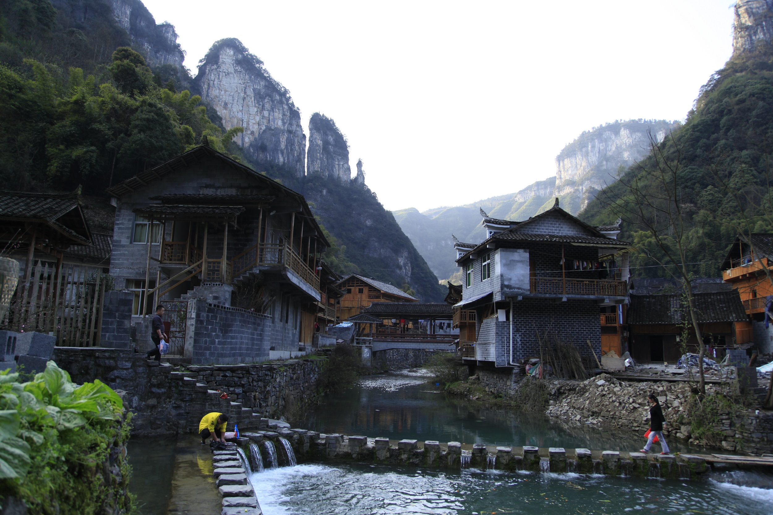  p>德夯苗寨是湖南市湘西州吉首市矮寨镇德夯村,苗文deut hangd,意为"