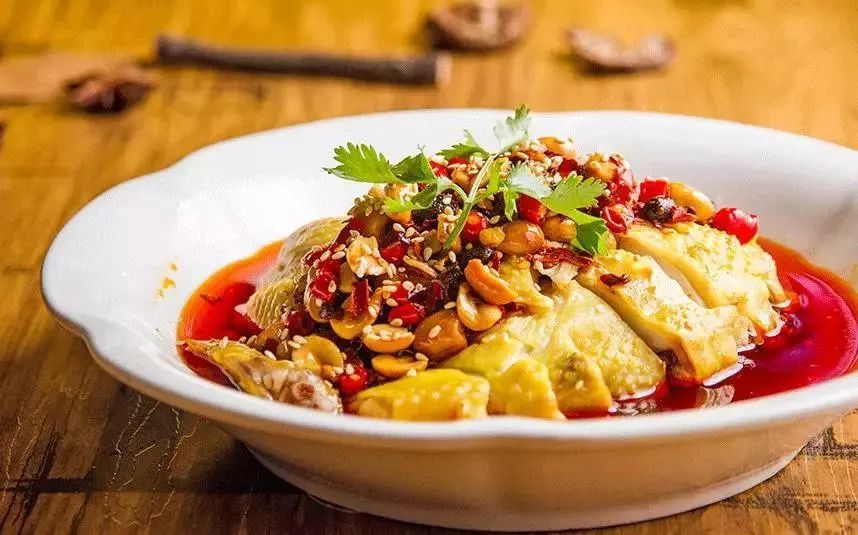  p data-id="go0pj3v6tp">湘味口水鸡不同于其它菜系里的口水鸡,湘味