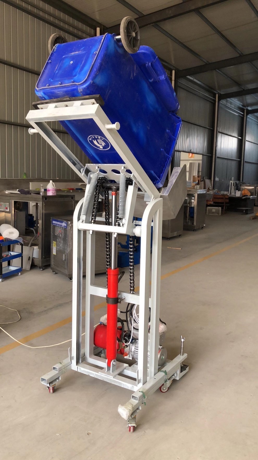 固定装置连接牢靠,底部平台在油缸作用下上升