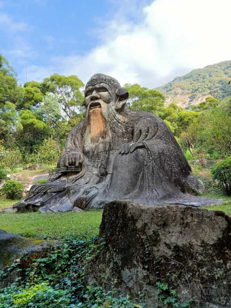 老君岩造像侧面像