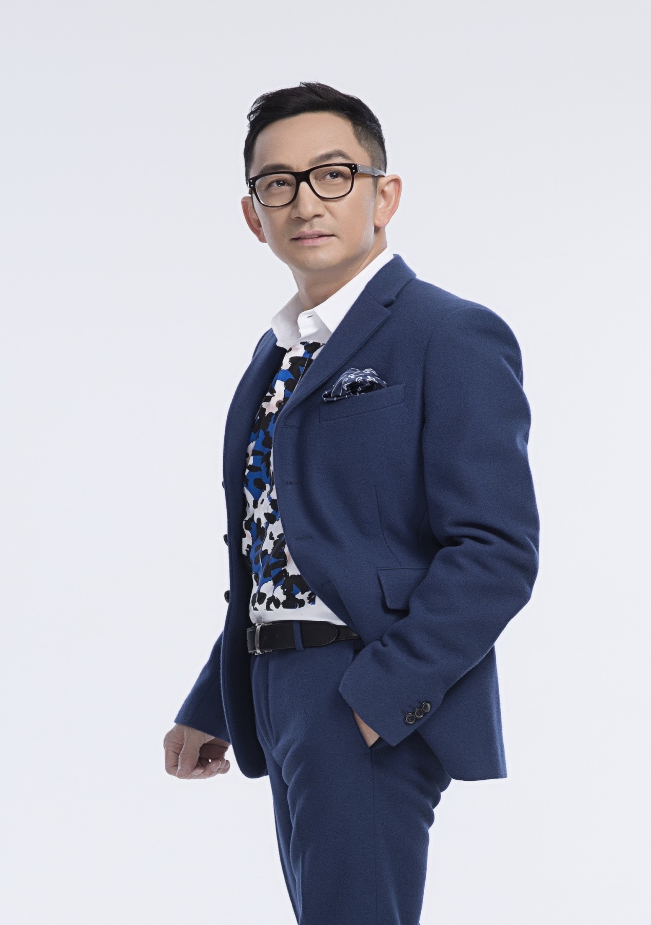 【吴启华】的肖像照