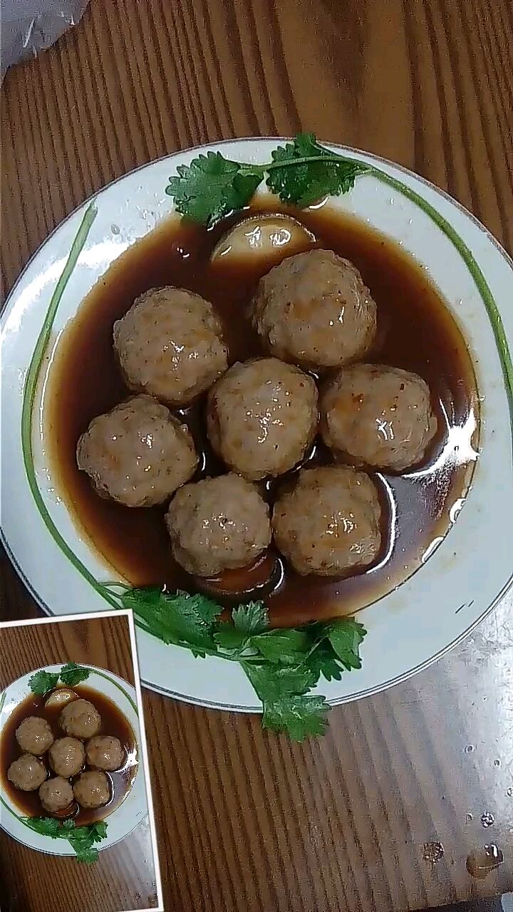  p>这道美味是巧妙地把猪肉馅和鹌鹑蛋结合在一起,蒸制而出,可以最大