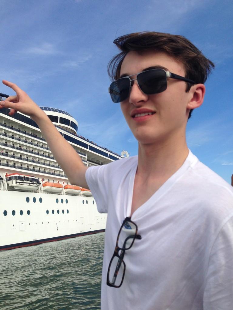 hempstead-wright),1999年4月9日出生于英国萨里郡,英国男演员