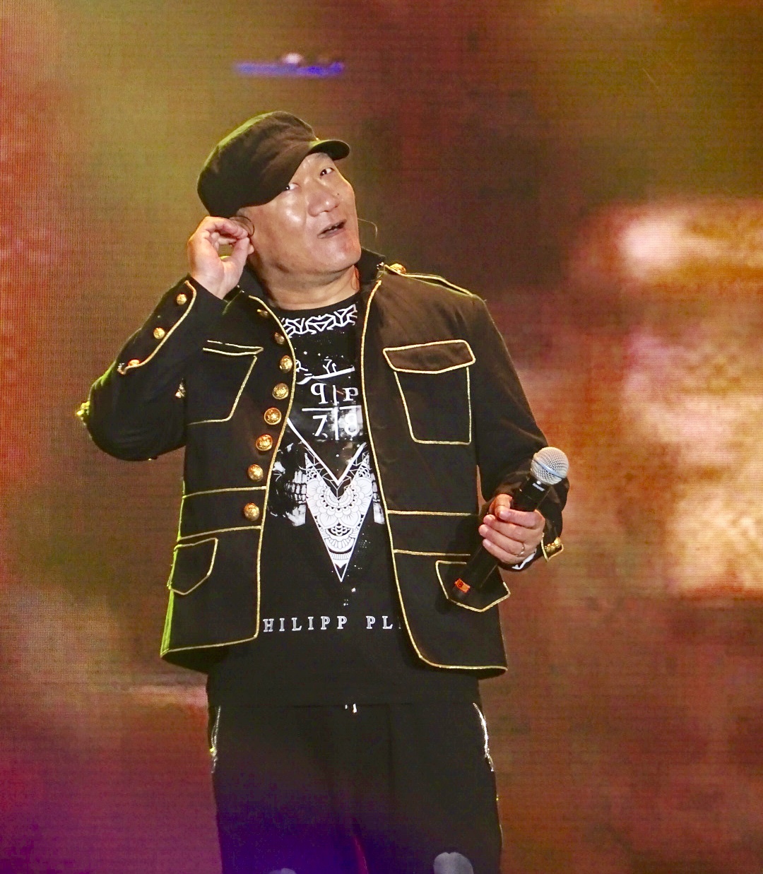 谢东,1963年1月20日出生于北京市,毕业于北京电影学院,中国内地男歌手